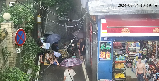視頻監(jiān)控拍到了暴雨中接力救人的一幕,。
