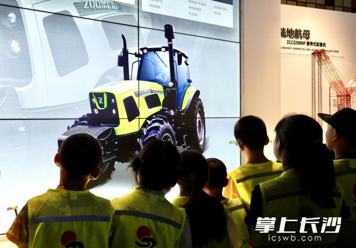 10日下午,，參加夏令營的孩子們走進中聯(lián)重科。長沙市青基會供圖