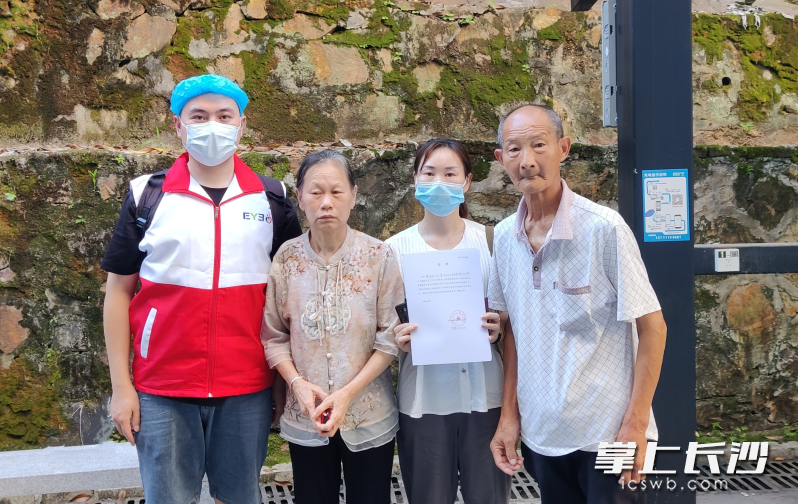 家人遵照鐘觀斗遺愿，幫助他完成捐獻(xiàn)角膜和遺體的心愿,。均為長(zhǎng)沙晚報(bào)通訊員  楊麗紅 潘愛華 供圖