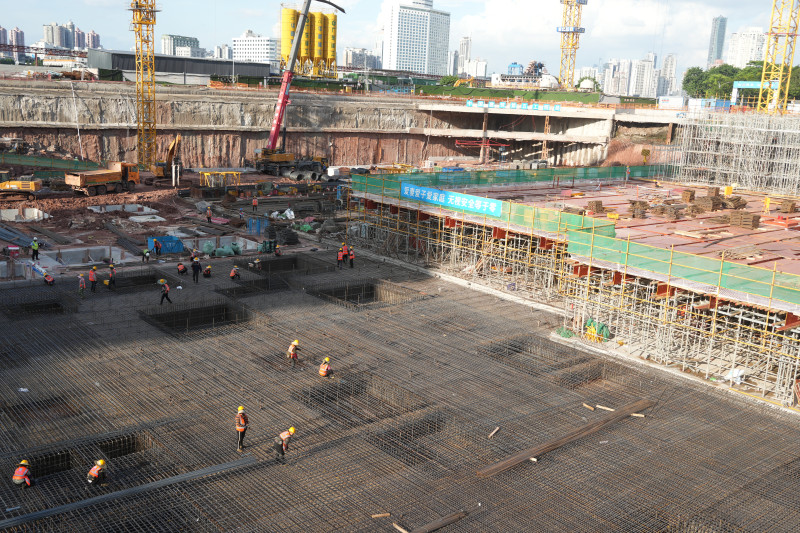 中建五局承建的廣州白鵝潭項目正在進行地下工程施工，項目是華南地區(qū)最大,、規(guī)格最高,、M1級重奢萬象城。其以“數(shù)字”賦能,，配套智慧工地開展數(shù)字化管理,。