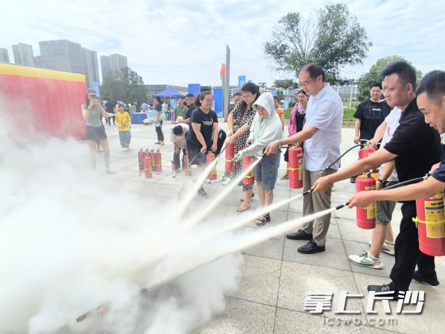 互動活動吸引了眾多市民參與,，在輕松愉快的游玩中學習安全知識,，掌握自救互救技能。