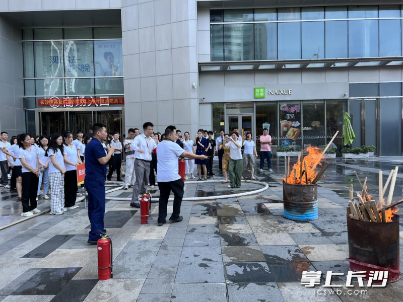 芙蓉區(qū)消防救援大隊(duì)開展消防演練,。均為長(zhǎng)沙晚報(bào)通訊員謝夢(mèng)嘉 供圖