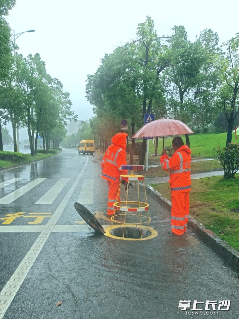 寧鄉(xiāng)市住建局自制防汛“排水神器”,，在城區(qū)易澇點使用的效果非常明顯,。長沙晚報全媒體記者 張禹 通訊員 陳洪波 伍俊 攝影報道