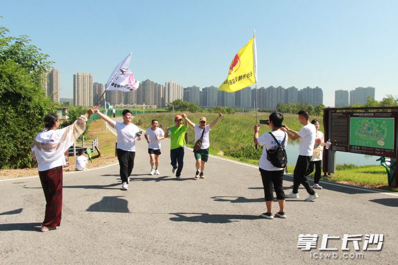 心智障礙者和志愿者攜手跑過3公里路程,。