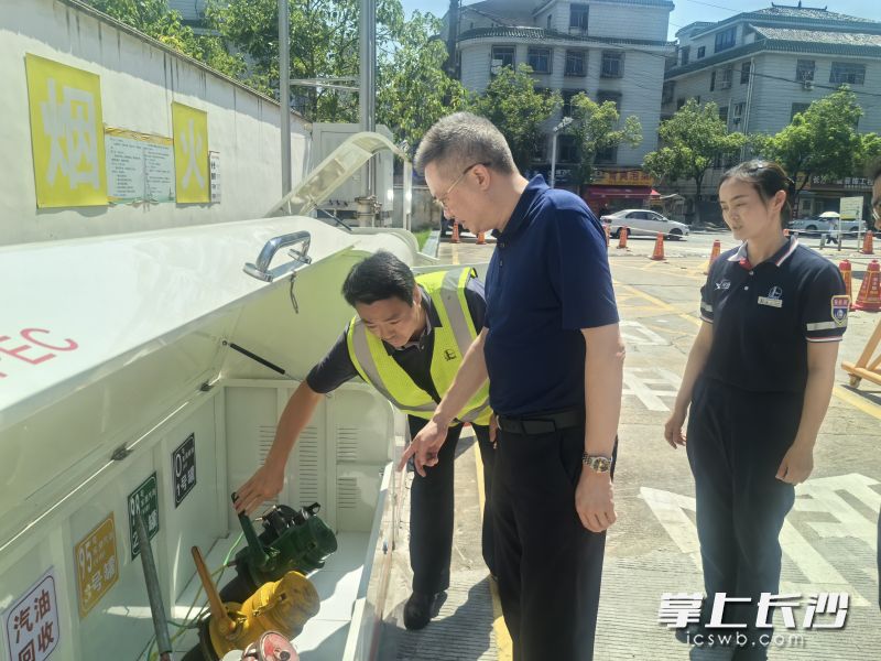 8月6日，康鎮(zhèn)麟帶隊(duì)調(diào)研督導(dǎo)高溫天氣商貿(mào)流通領(lǐng)域安全生產(chǎn)工作,。  通訊員供圖