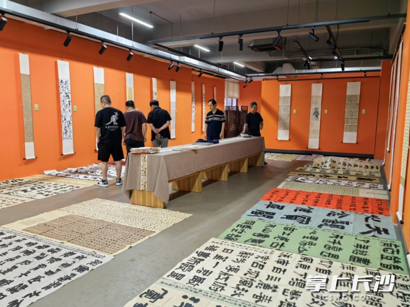 現(xiàn)場,，系列主題藝術(shù)大賽作品評(píng)審工作正有序進(jìn)行。  均為天心區(qū)供圖