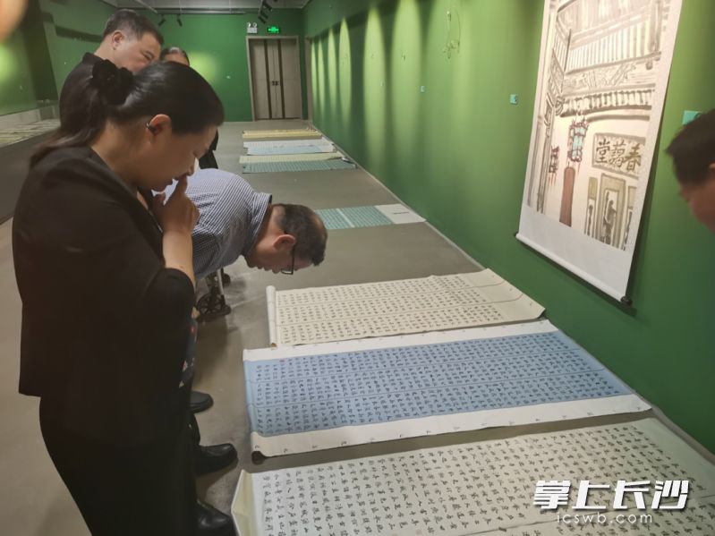 專家評(píng)委對(duì)作品進(jìn)行斟酌研討,。