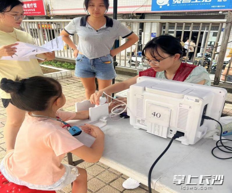 工作人員正用儀器為居民進(jìn)行健康篩查,。 均為通訊員供圖