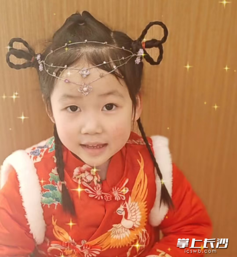 伍思亦生前留影,。