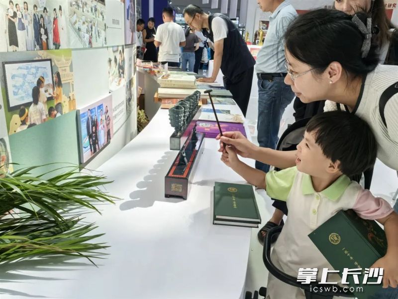 觀眾在長沙博物館展區(qū)互動體驗,。