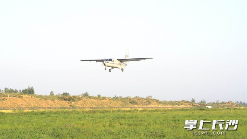 載重超3噸,，國(guó)內(nèi)首架大型無(wú)人運(yùn)輸機(jī)——SA750U成功首飛,。長(zhǎng)沙晚報(bào)通訊員 劉鵬飛供圖