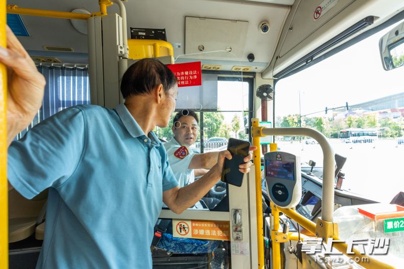 劉洋為乘客解答下車站點信息。 長沙晚報全媒體記者 董陽 攝