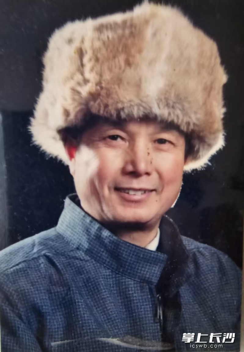 鐘劍光生前為人善良厚道,，樂(lè)于助人，興趣愛(ài)好非常廣泛。