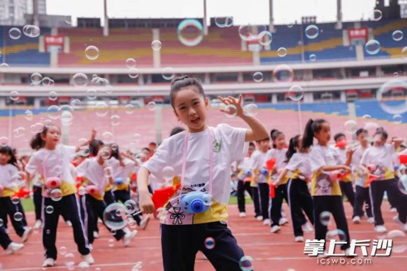 繽紛五彩的校園生活。