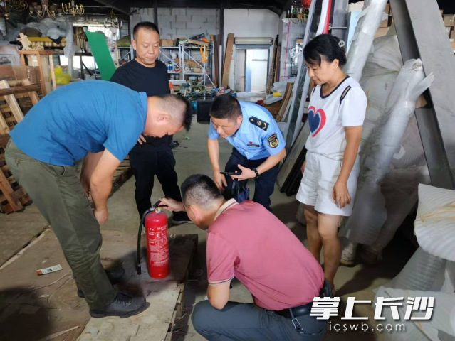 大托鋪街道應(yīng)急事務(wù)中心工作人員對(duì)轄區(qū)內(nèi)工貿(mào)企業(yè)開展高溫天氣安全檢查,。