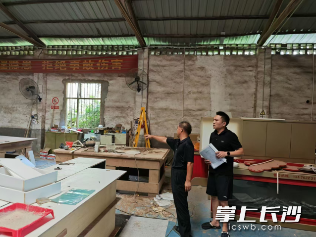 先鋒街道應(yīng)急事務(wù)中心對(duì)轄區(qū)工貿(mào)企業(yè)進(jìn)行粉塵涉爆專項(xiàng)檢查。