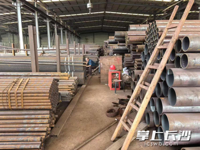 廠區(qū)內(nèi)疏散通道堆放了鋼材等貨物,，疏散通道被嚴(yán)重堵塞,。長(zhǎng)沙晚報(bào)通訊員 陶浩東供圖
