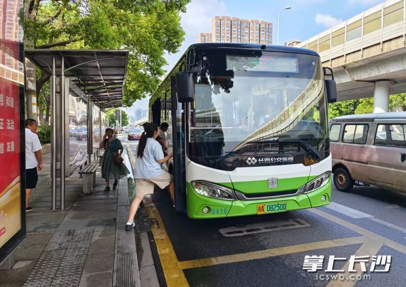 67路公交車到站,。長沙晚報全媒體記者 何樂 攝