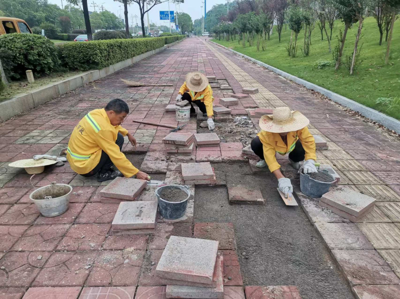 學(xué)校周邊的破損人行道地磚被重新鋪設(shè)。均為長(zhǎng)沙晚報(bào)通訊員 吳荊洲 供圖