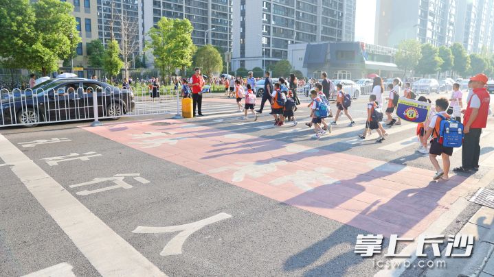 麓山國際洋湖實驗學校門口過街通道設(shè)置了粉色的愛心斑馬線,，十分醒目，能有效提醒車輛提前減速和讓行,。 