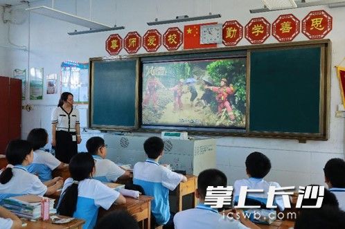 瀏陽市古港中學(xué)組織觀看《風(fēng)雨同心,，人民至上》開學(xué)第一課，旨在帶給學(xué)生心靈的震撼與感動,，樹立積極正確的榜樣目標(biāo),。照片由學(xué)校提供