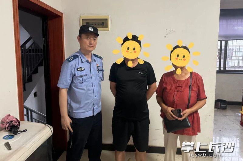 在民警的幫助下，老人終于找到了兒子,。長沙晚報通訊員譚夢媛攝