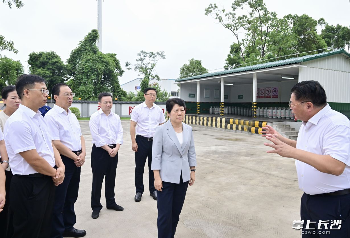 在湖南湘江新區(qū)瓶裝液化氣麓谷供應(yīng)站,，省委常委,、市委書(shū)記吳桂英詳細(xì)了解充裝、儲(chǔ)存,、配送,、使用等環(huán)節(jié)安全措施落實(shí)情況,。