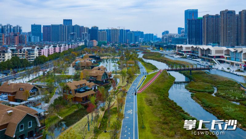 雨花區(qū)在圭塘河（香樟路-長沙大道）段打造了長沙首個4.0版海綿城市示范公園“溪悅薈”,。 長沙晚報全媒體記者 鄒麟 攝