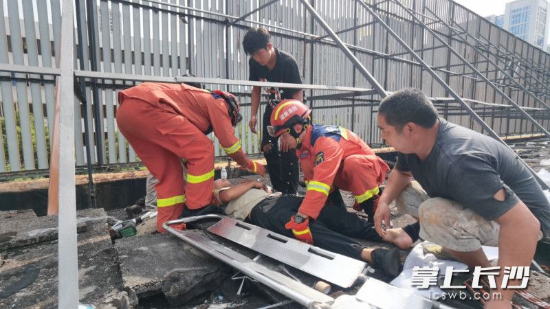 一男子觸電摔倒，瀏陽市消防救援大隊集里消防站緊急救援,。 均為通訊員供圖