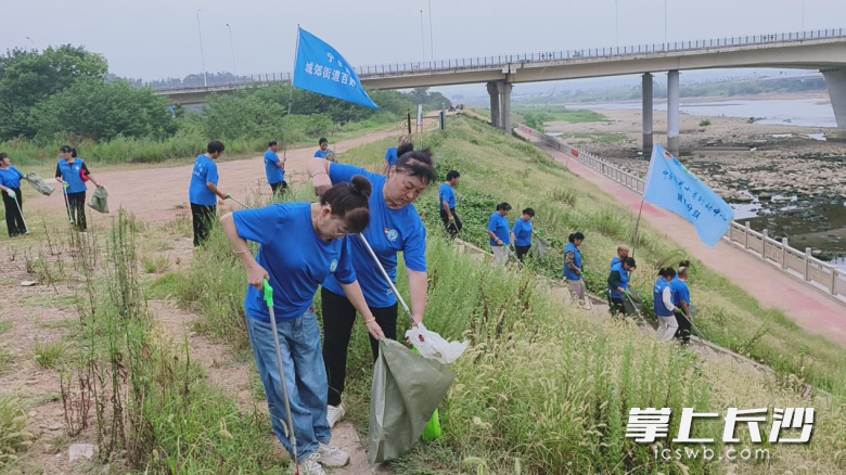 20日,，志愿者們?cè)跍控S大壩沿線開展清河凈灘,、文明垂釣勸導(dǎo)、人居環(huán)境大清掃等“為自然做撿法”主題志愿服務(wù)活動(dòng),。長(zhǎng)沙晚報(bào)通訊員 郭洪波 攝