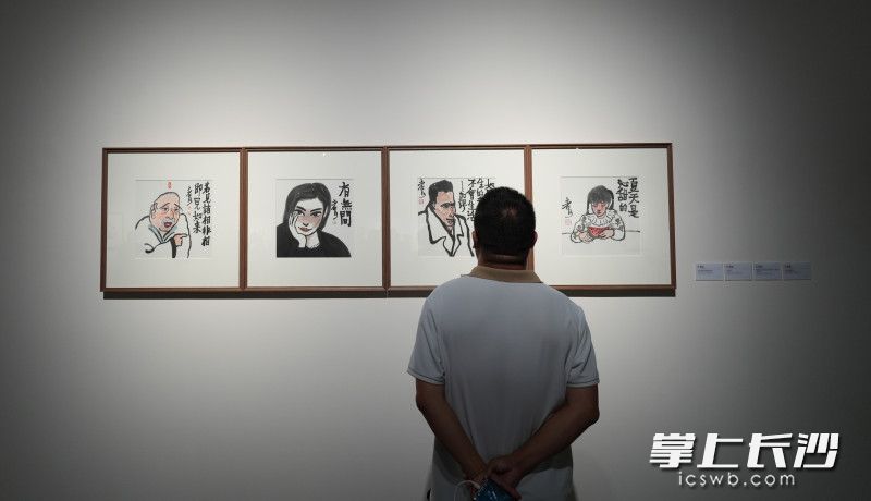 9月21日,，“不一定是這 不一定是那——何立偉,、林樂(lè)倫作品展”在長(zhǎng)沙美術(shù)館開(kāi)幕，市民們正在觀看展覽,。長(zhǎng)沙晚報(bào)全媒體記者 鄒麟 攝
