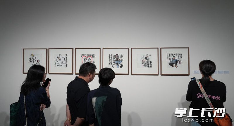 9月21日,，“不一定是這 不一定是那——何立偉、林樂(lè)倫作品展”在長(zhǎng)沙美術(shù)館開(kāi)幕,，市民們正在觀看展覽,。長(zhǎng)沙晚報(bào)全媒體記者 鄒麟 攝