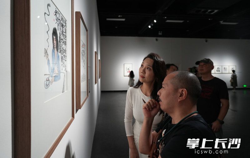 9月21日，“不一定是這 不一定是那——何立偉,、林樂(lè)倫作品展”在長(zhǎng)沙美術(shù)館開(kāi)幕,，市民們正在觀看展覽。長(zhǎng)沙晚報(bào)全媒體記者 鄒麟 攝