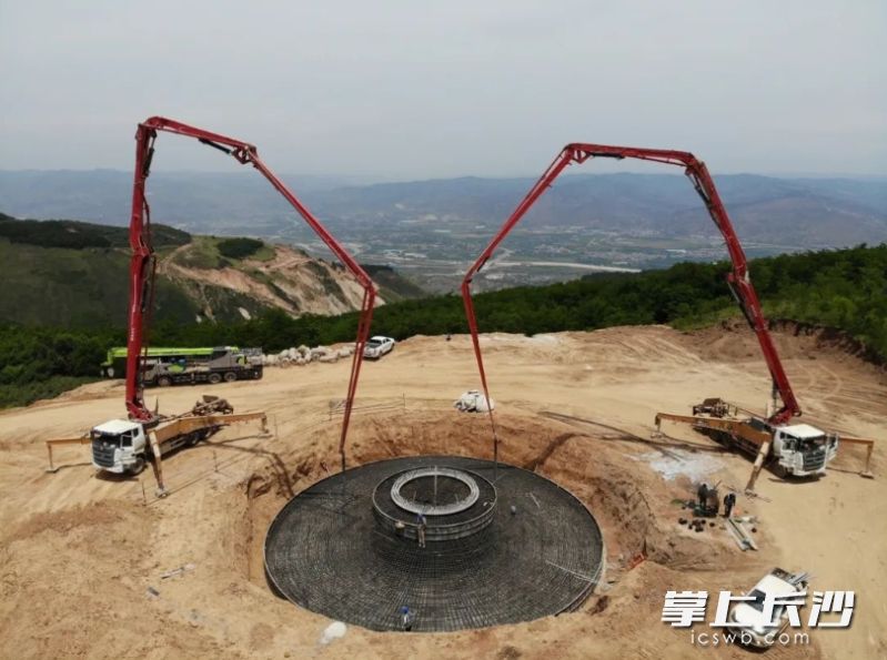 三一重工混凝土泵車在天水市的麥積區(qū)新陽五龍100MW風(fēng)力發(fā)電項目現(xiàn)場施工。