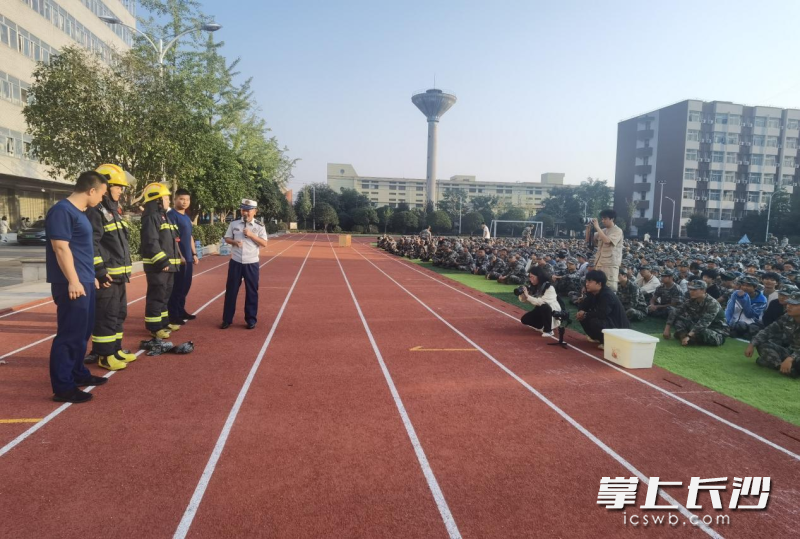 望城消防救援人員為大一軍訓(xùn)新生送去消防安全教育課。