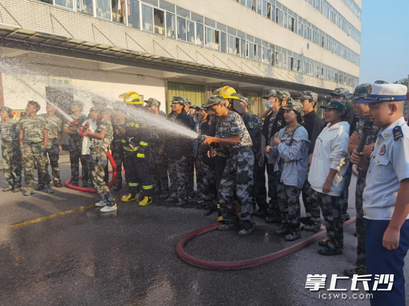 望城消防救援人員為大一軍訓(xùn)新生送去消防安全教育課。均為長(zhǎng)沙晚報(bào)通訊員供圖