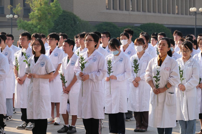 在“生命之約，大愛傳遞”2024秋季局部解剖學(xué)開課儀式上,，老師和學(xué)生身著白大褂,，手持白菊花，向“大體老師”致敬,。長沙晚報(bào)通訊員 胡盈盈 王曉晟 供圖