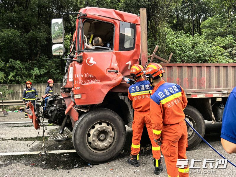 圖為事故救援現(xiàn)場(chǎng),。均為長(zhǎng)沙晚報(bào)通訊員供圖