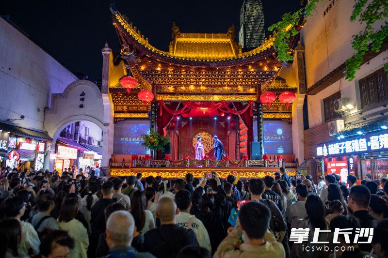 游客們?cè)陂L沙太平街戲臺(tái)前觀看表演,。均為長沙晚報(bào)全媒體記者 郭雨滴 攝