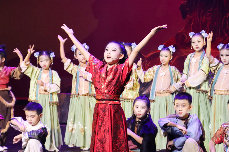 孩子們走進梅溪湖國際文化藝術(shù)中心多功能劇場,，演繹《山海經(jīng)?涿鹿之戰(zhàn)》,。均為長沙晚報通訊員 白斯昕 攝