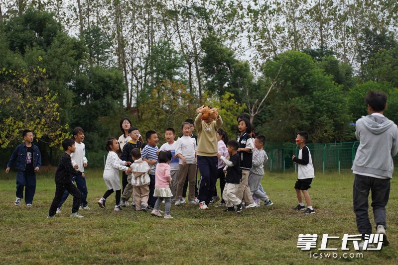 草坪抓雞等趣味活動(dòng)吸引了不少孩子們參與。