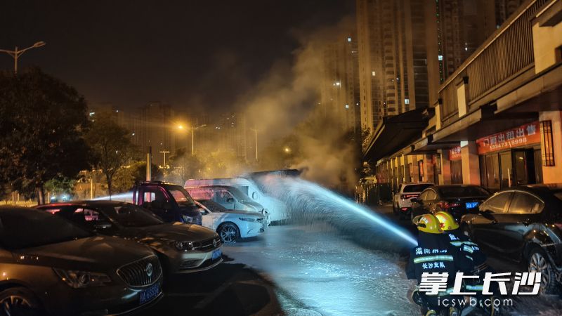 圖為消防隊員對起火車輛緊急撲救,。關(guān)口消防救援站供圖