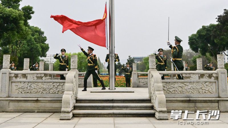 10月8日上午，長沙市直機關舉行莊嚴的升國旗儀式,。