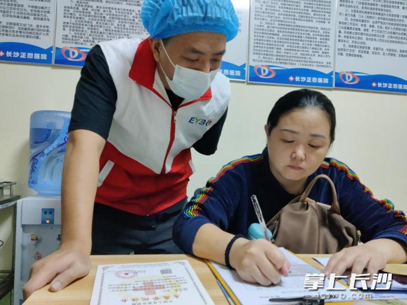 張應(yīng)基的家人在其捐獻確認表上簽字,。均為長沙晚報通訊員 楊麗紅 潘愛華 供圖