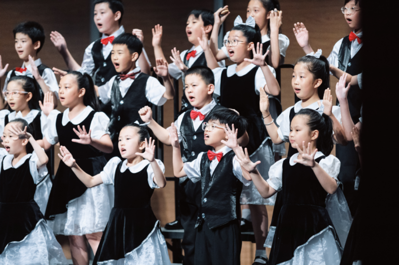砂子塘新世界小學(xué)“新少年”合唱團(tuán)演繹了精彩曲目《采蘑菇的小姑娘》和《A puppet's dream》,。