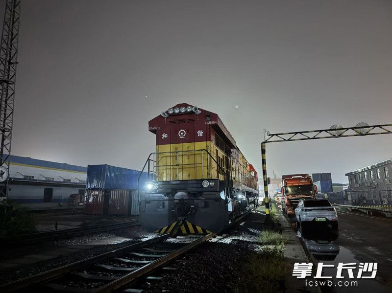 14日23時,，一列滿載貨物的列車從長沙北鐵路物流園鳴笛開出,，湖南鐵路物流總包服務(wù)發(fā)送突破4000車。 均為長沙晚報通訊員 劉卓岳 孟祥琳 供圖