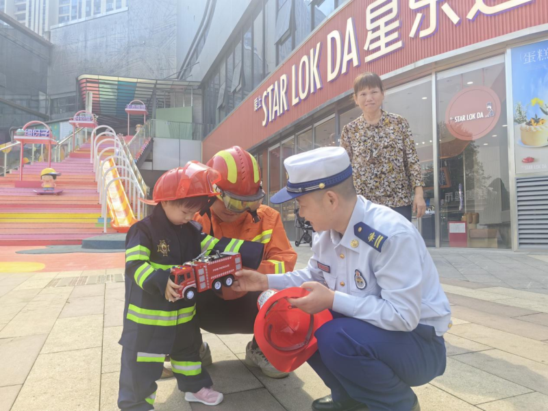 長(zhǎng)沙市望城區(qū)消防救援大隊(duì)開(kāi)展“面對(duì)面”消防宣傳活動(dòng)現(xiàn)場(chǎng),。通訊員供圖