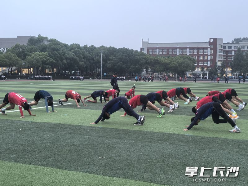 由麓山國(guó)際實(shí)驗(yàn)學(xué)校足球隊(duì)為班底組成的湖南男子足球隊(duì)積極備戰(zhàn)首屆三大球運(yùn)動(dòng)會(huì)。 均為長(zhǎng)沙晚報(bào)全媒體記者趙紫名攝