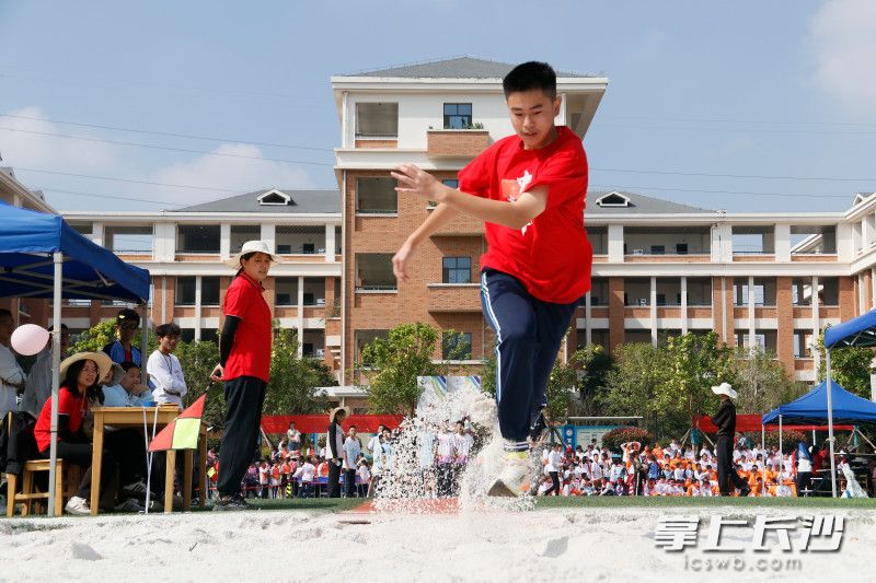 一名“雷小鋒”在跳遠比賽中。