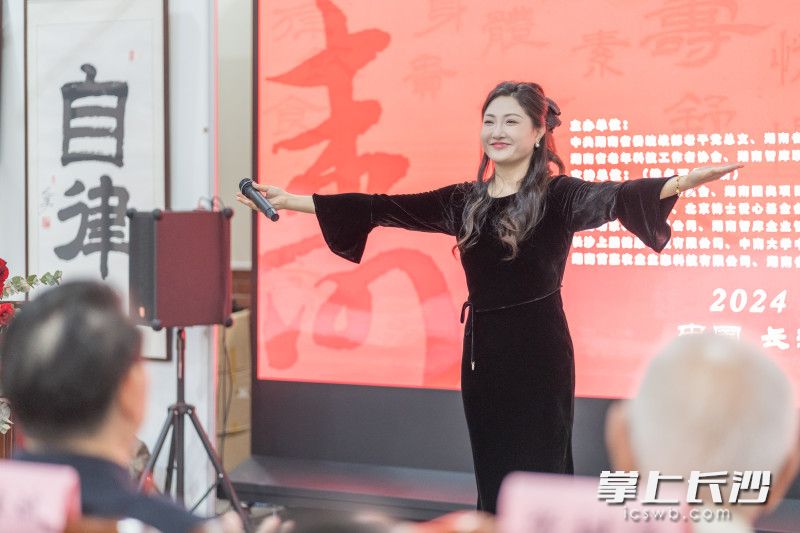 湖南省音樂家協(xié)會聲樂協(xié)會理事鄭愛華女士以《我愛你,，中國》拉開序幕